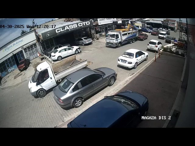 freni-bosalan-kamyon-geri-kacti-4-araca-carparak-durabildi-0-jpg