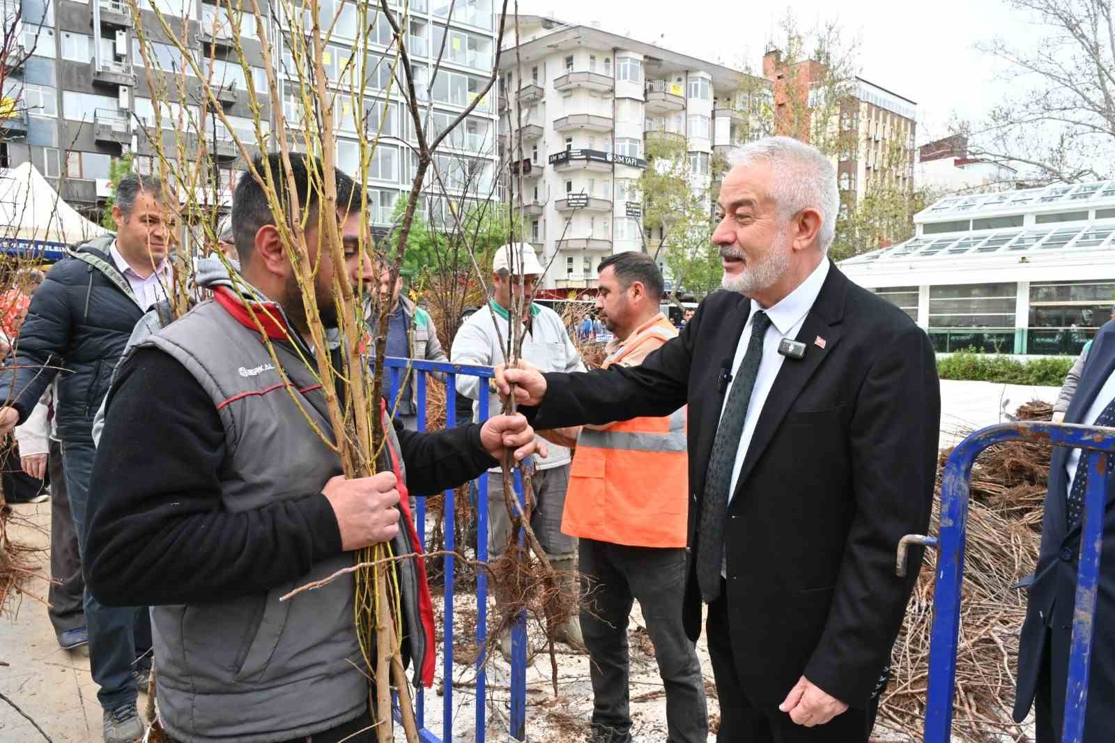 ispartada-son-3-yilda-180-bin-meyve-fidani-toprakla-bulustu-0-jpg