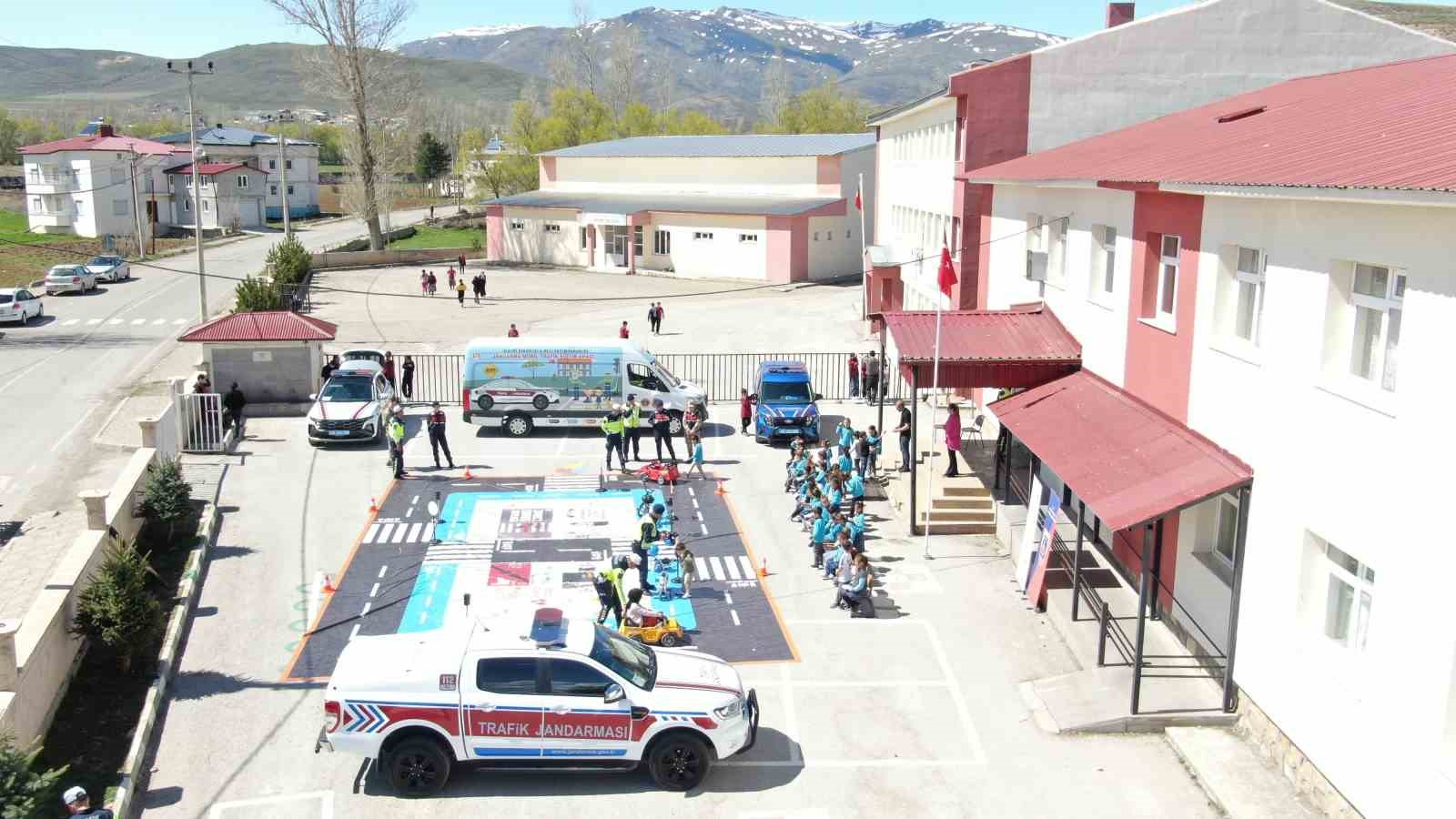 jandarma-ekipleri-trafik-kurallarini-eglenceye-donusturerek-anlatti-0-jpg