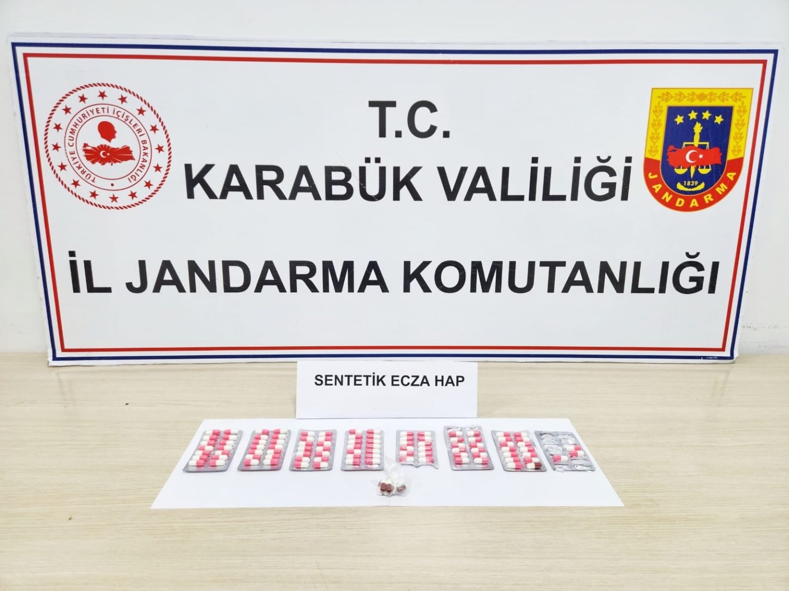 karabukte-102-adet-sentetik-hap-ele-gecirildi-0-jpg