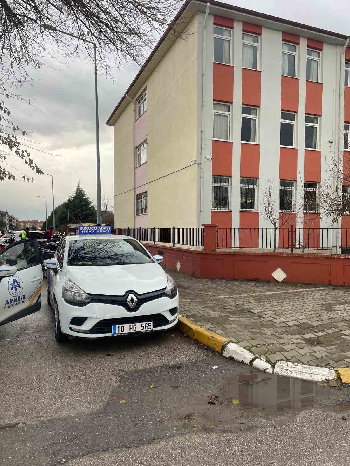 okul-civarinda-surucu-kursuna-velilerden-tepki-0-jpg