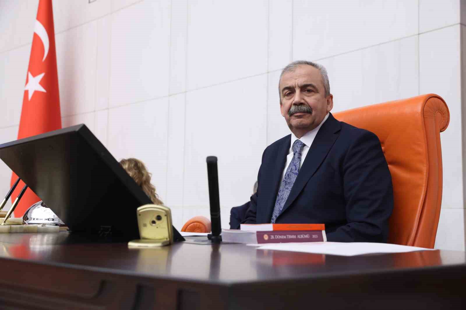 sirri-sureyya-onder-hayatini-kaybetti-0-jpg