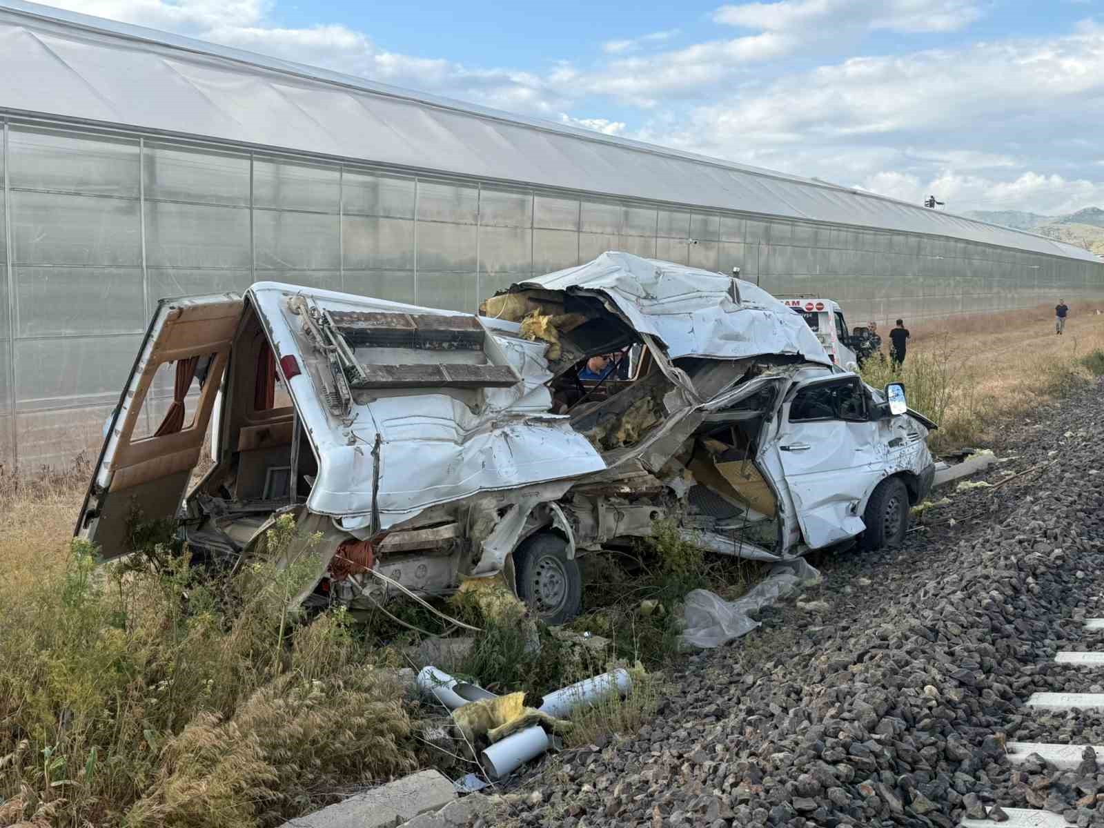 afyonkarahisarda-tren-minibuse-carpti-1-yarali