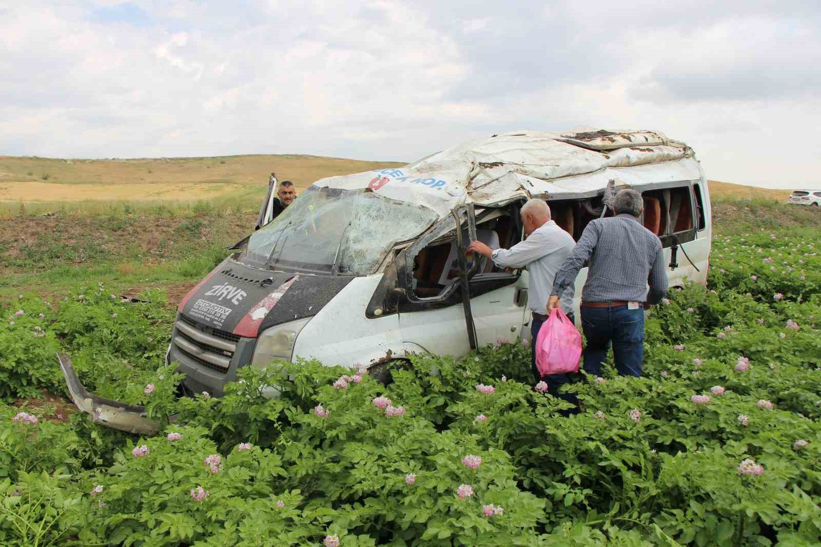 amasyada-minibus-tarlaya-uctu-1-olu-4-yarali