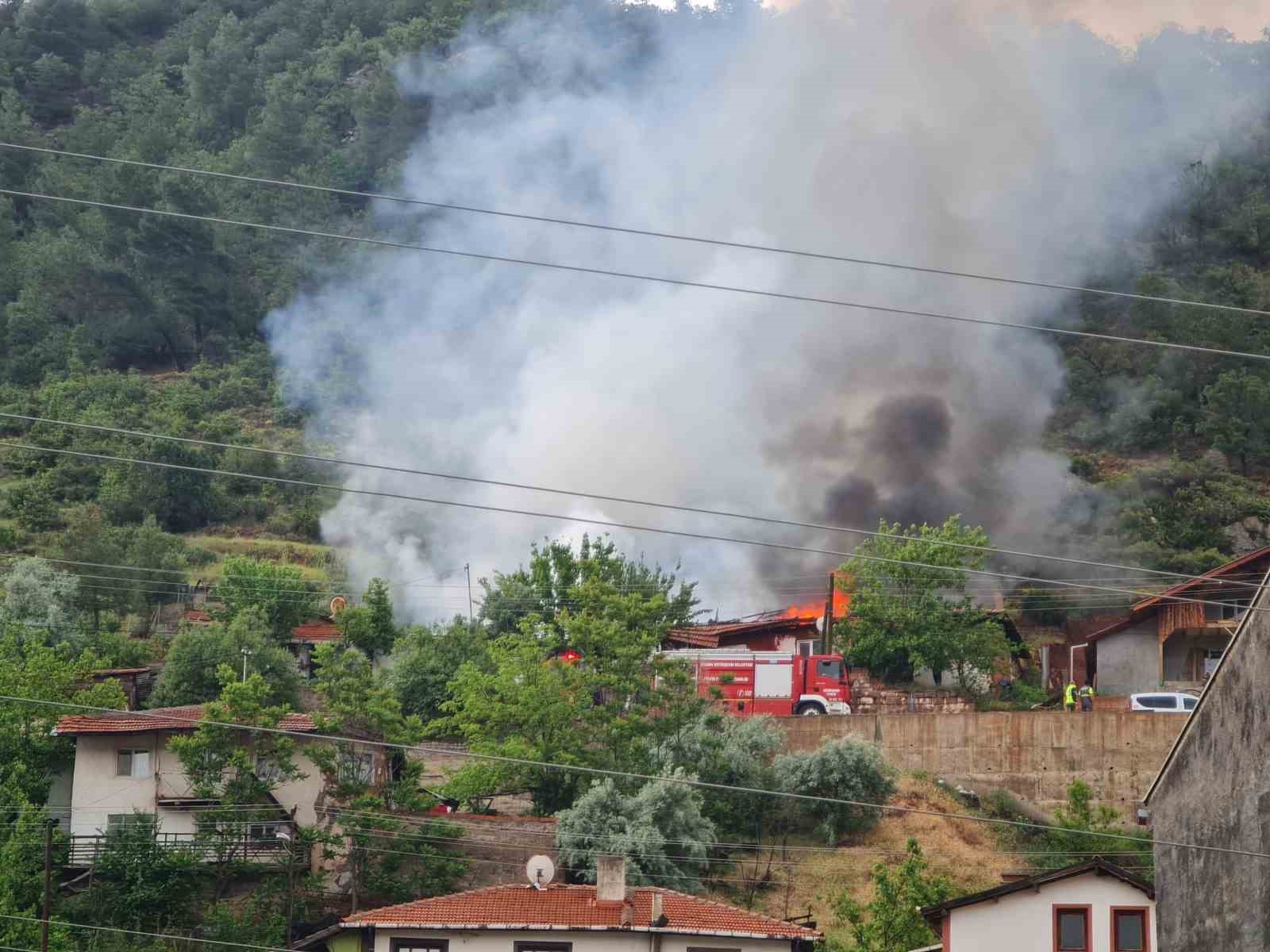 ankarada-cikan-yanginda-iki-ev-hasar-gordu