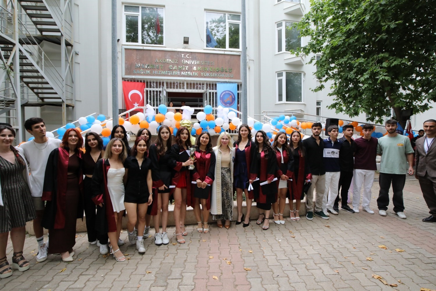 au-saglik-hizmetleri-myo-ogrencileri-mezun-oldu