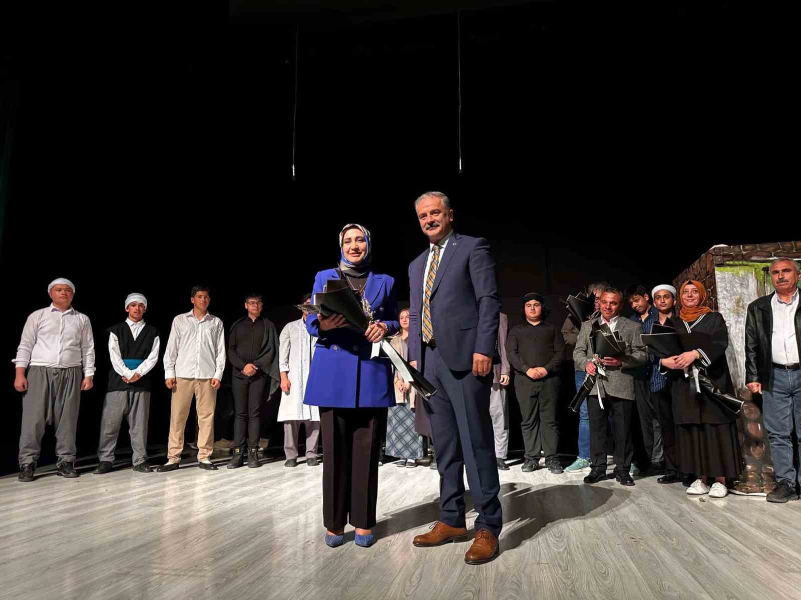 bir-gonul-yolculugu-yunus-emre-oyunu-izleyicilerden-tam-not-aldi