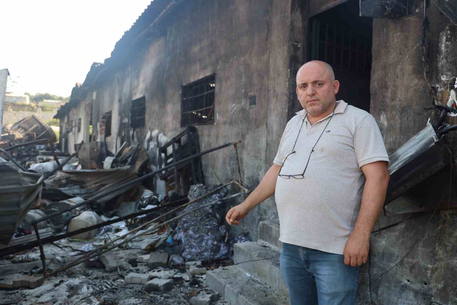 depremden-kurtardigi-tekstil-urunlerinin-ve-makinelerin-kule-donmesiyle-10-milyon-tllik-kayba-ugradi