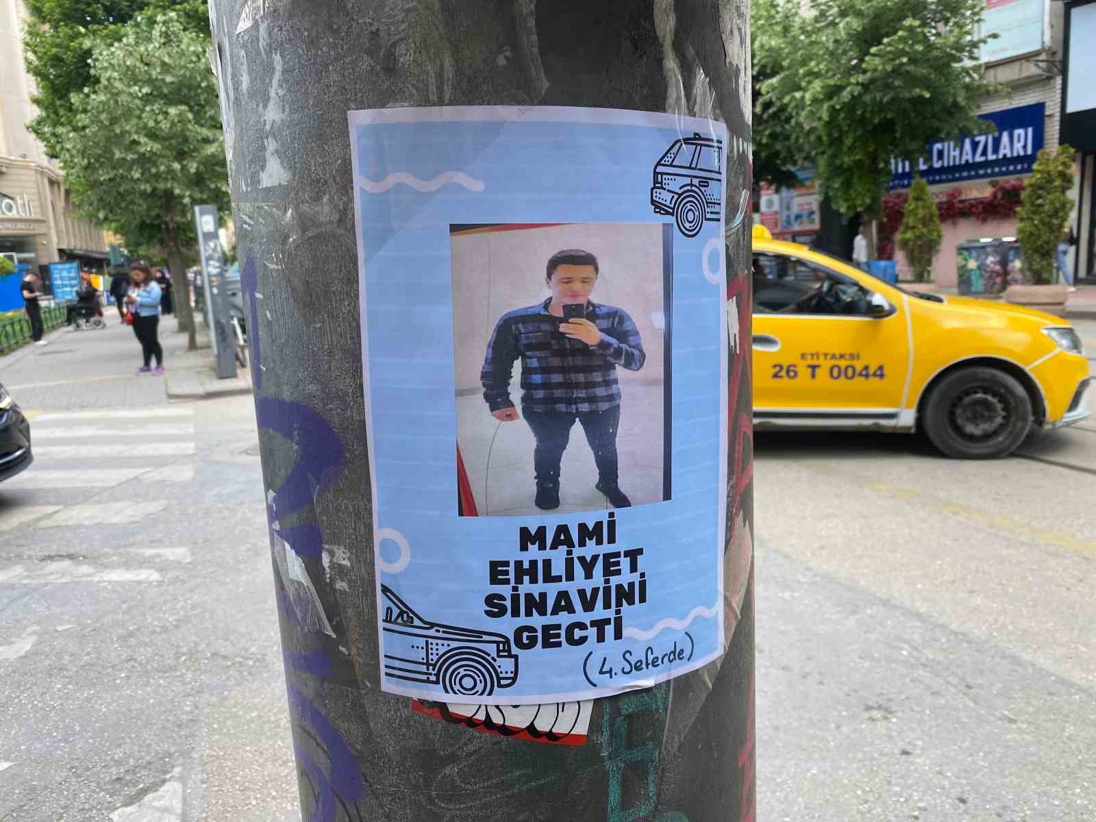 elektrik-direklerine-asilan-ehliyet-sinavini-gecti-brosuru-ilgi-cekti