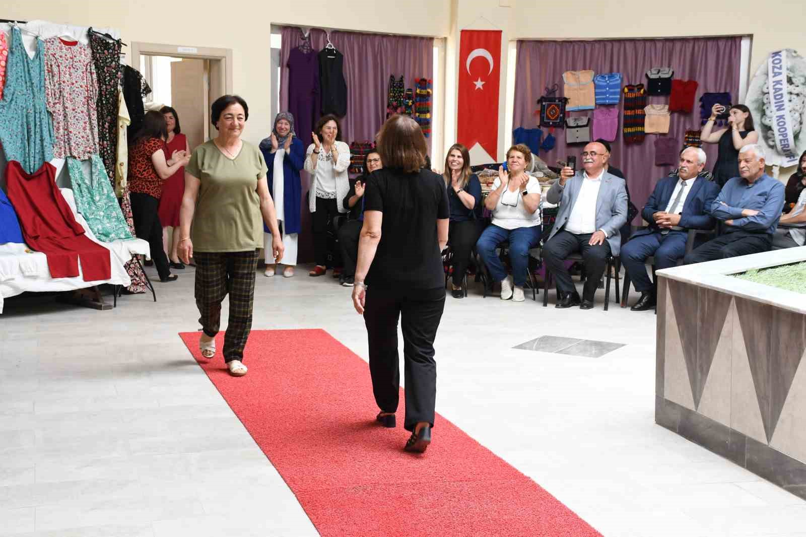 ev-hanimlari-kursla-terzi-oldu-kendi-tasarimlarini-defileyle-tanitti