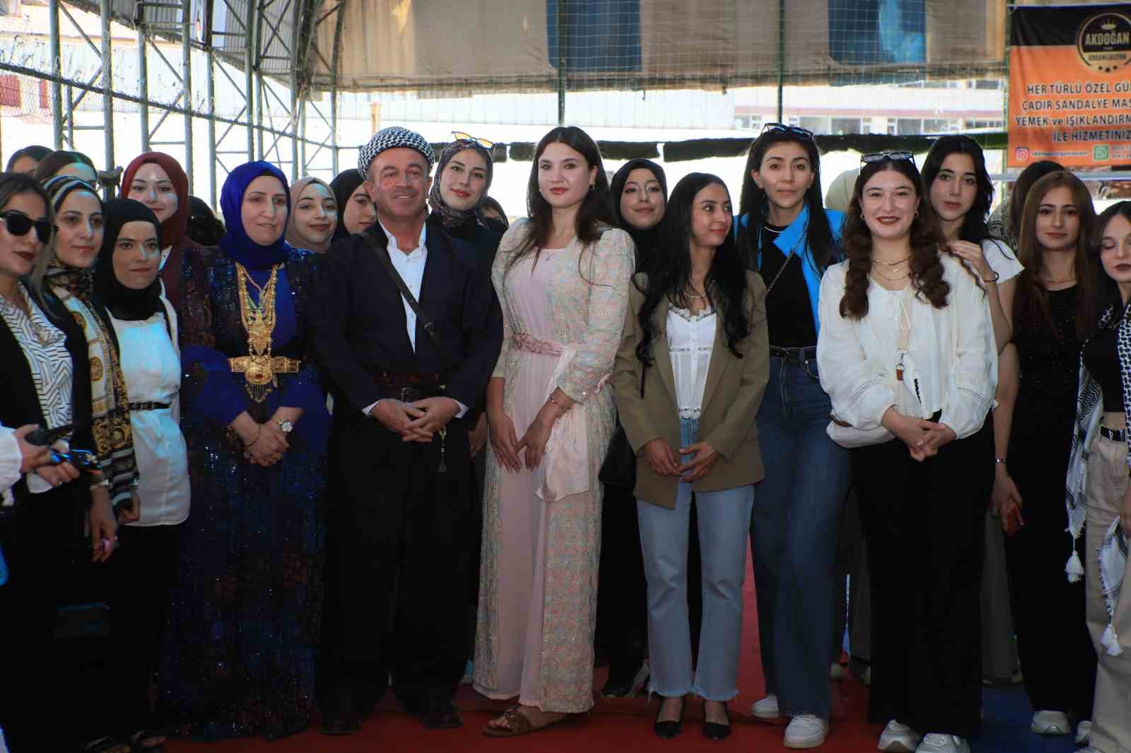 farkli-illerden-hakkariye-gelen-gencler-halay-cekti