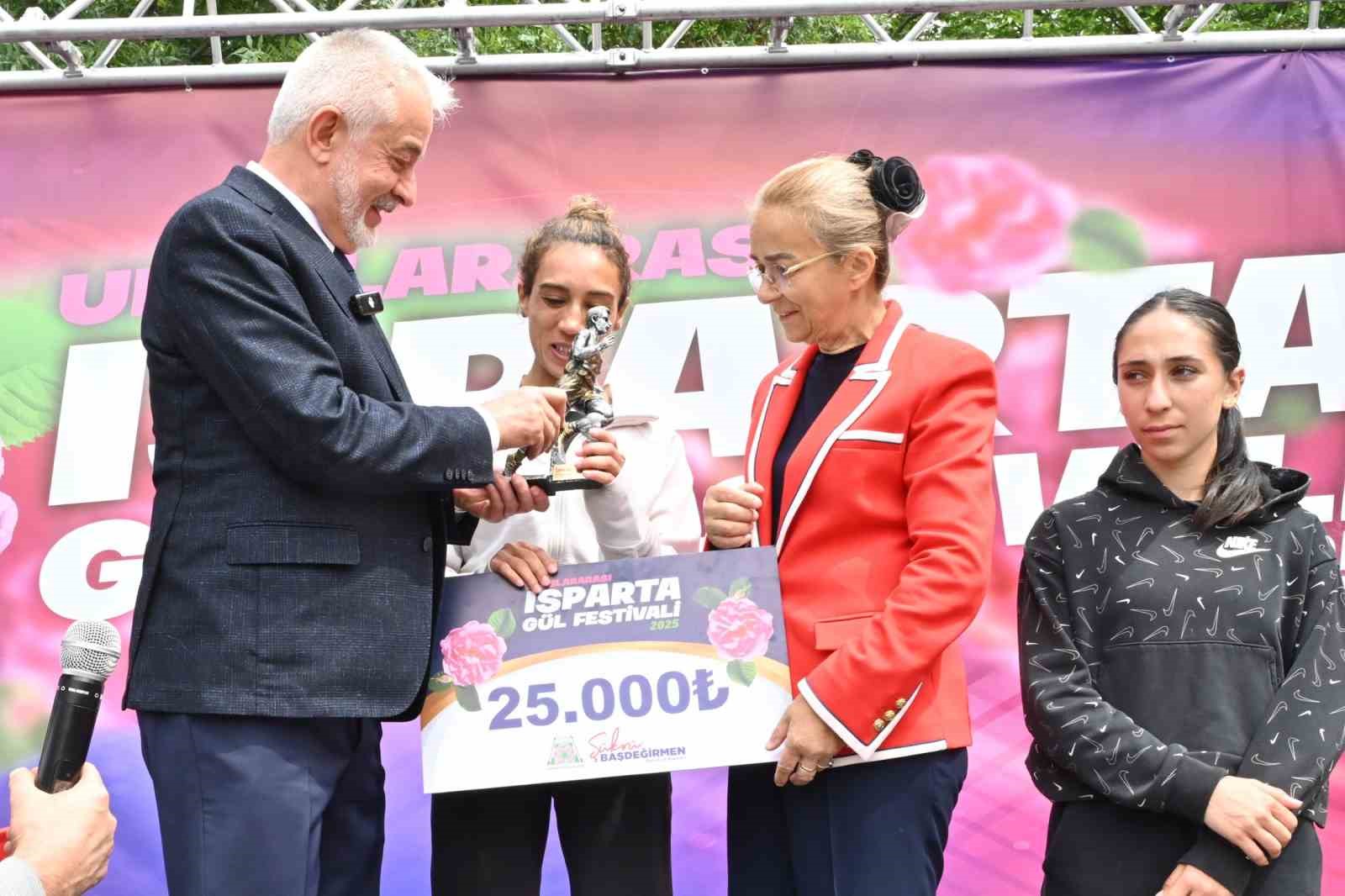 gul-festivali-gul-maratonu-halk-kosusu-ve-gul-bisiklet-yarisi-ile-renklendi