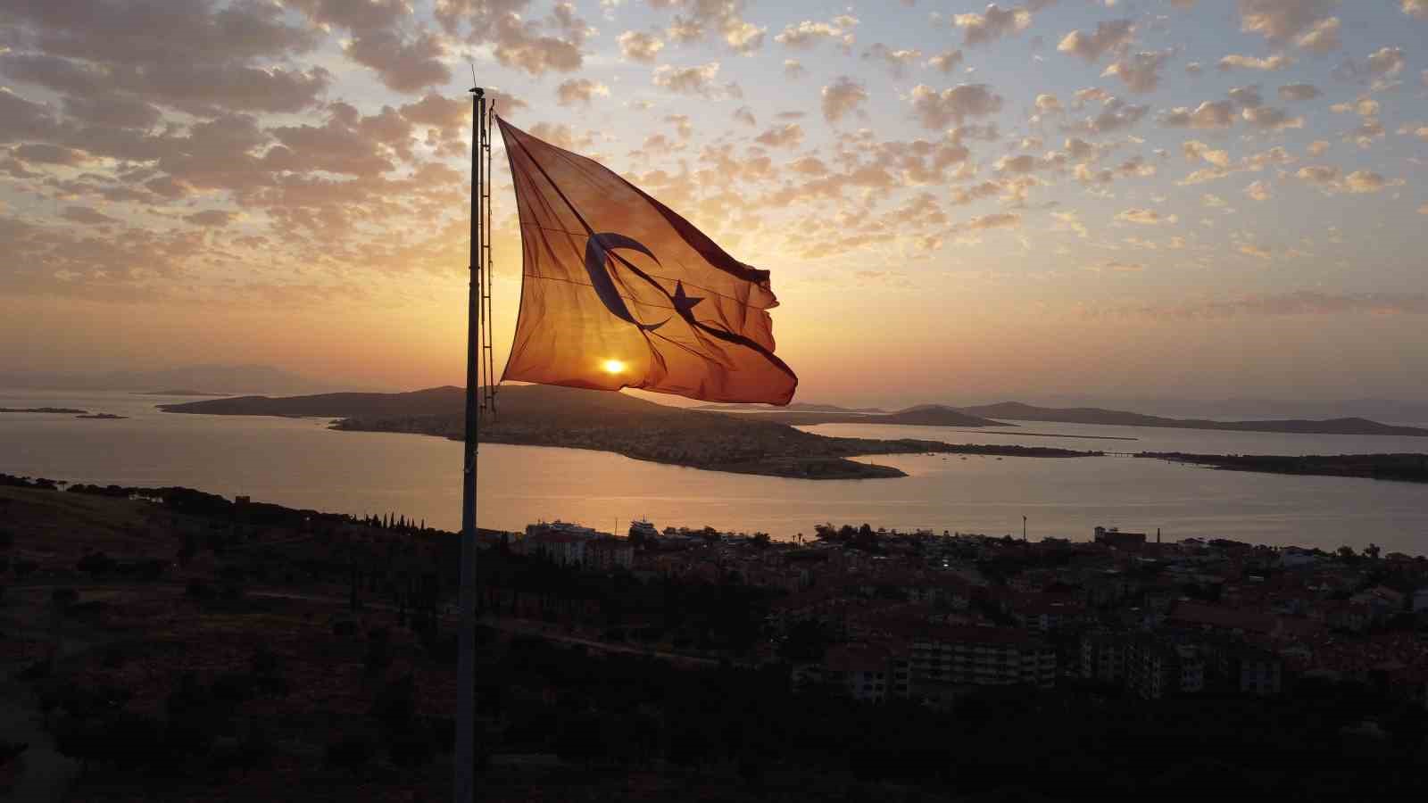 gun-batiminda-turk-bayragi-ve-ayvalik-adalari-gorsel-solen-olusturdu