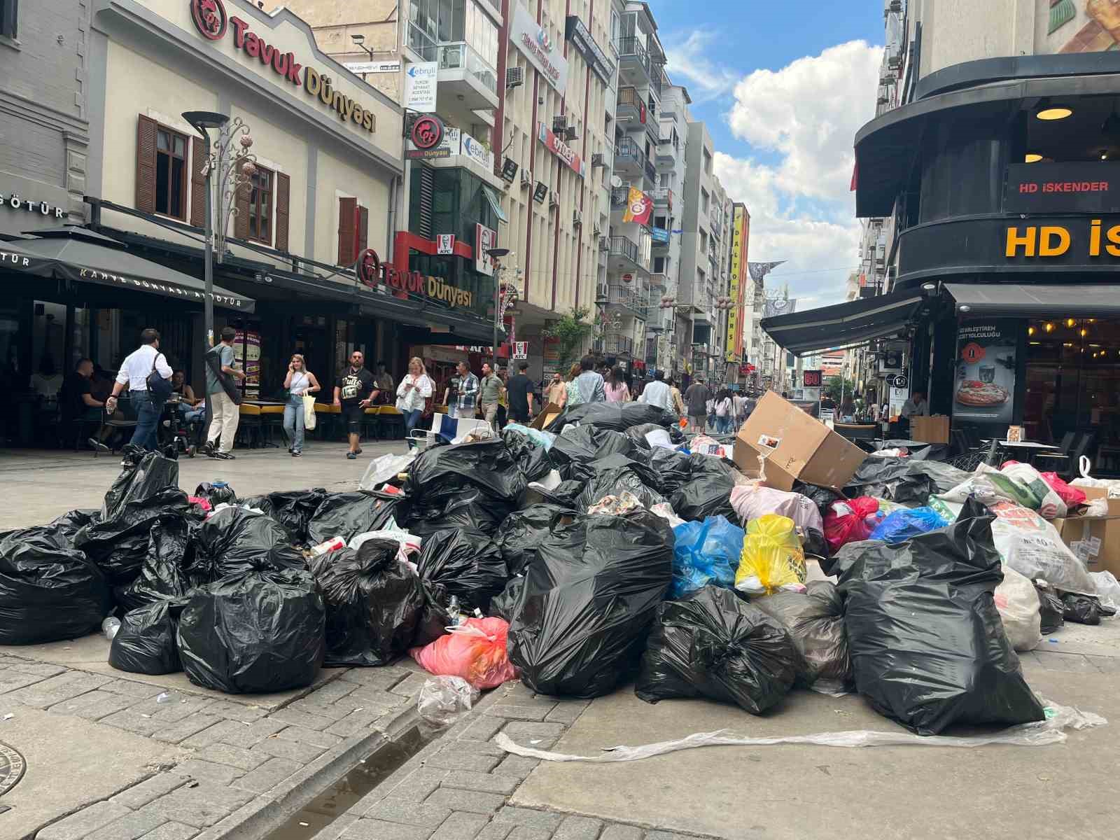 izmir-buyuksehir-belediyesindeki-grev-nedeniyle-copler-sokaklara-tasti