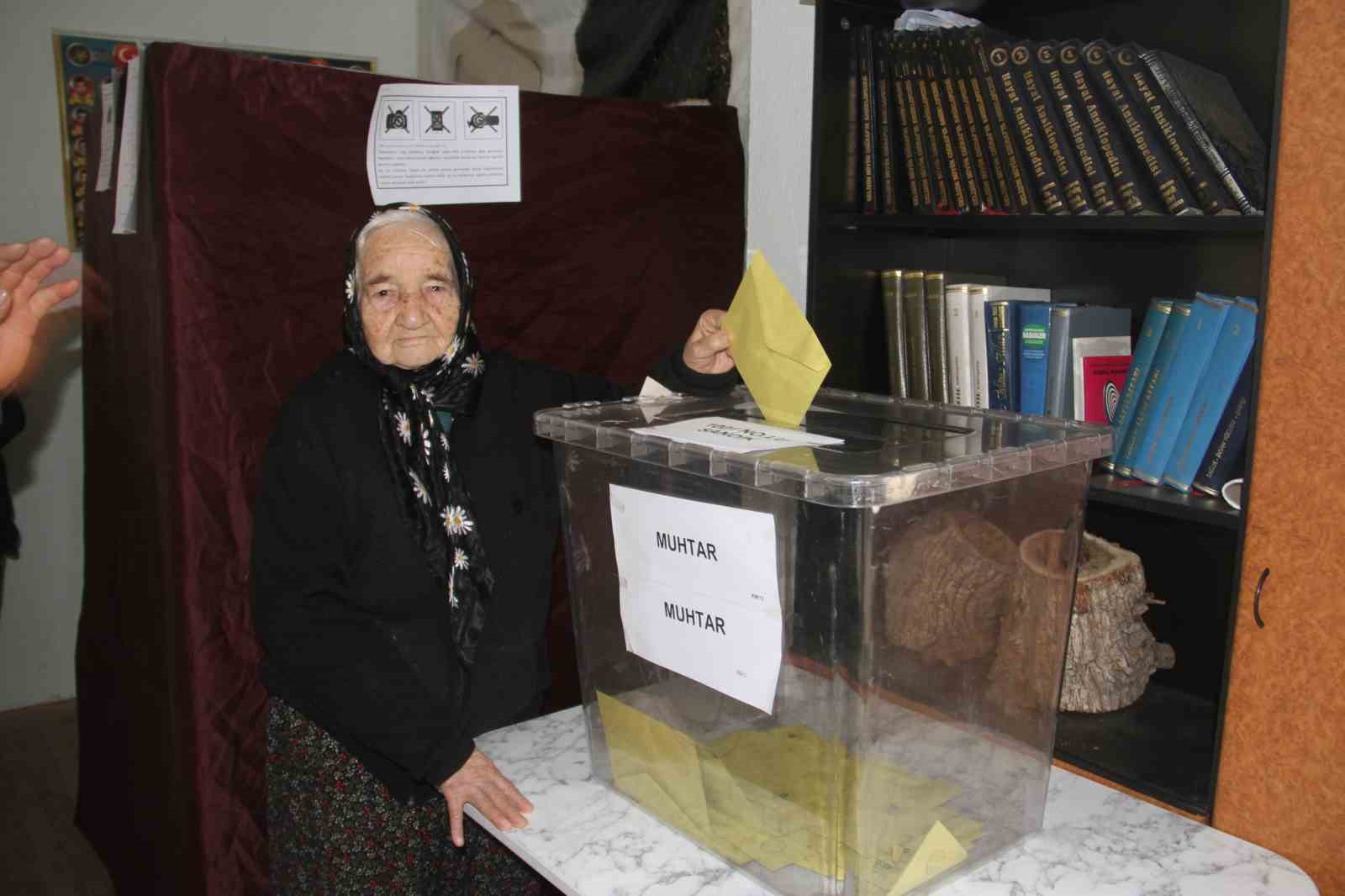 konyada-mahalle-sakinleri-muhtarlarini-secmek-icin-sandik-basina-gitti