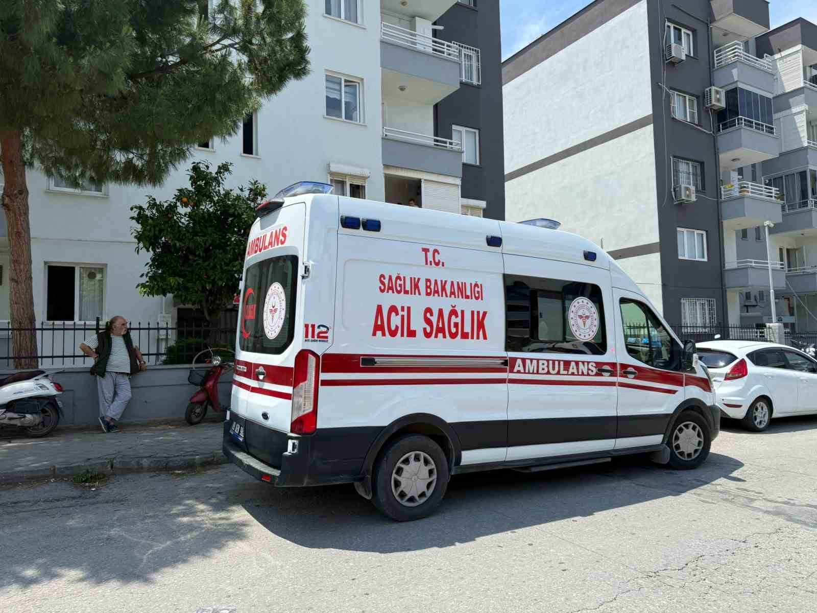 kusadasinda-bir-kadin-apartmanin-girisinde-olu-olarak-bulundu