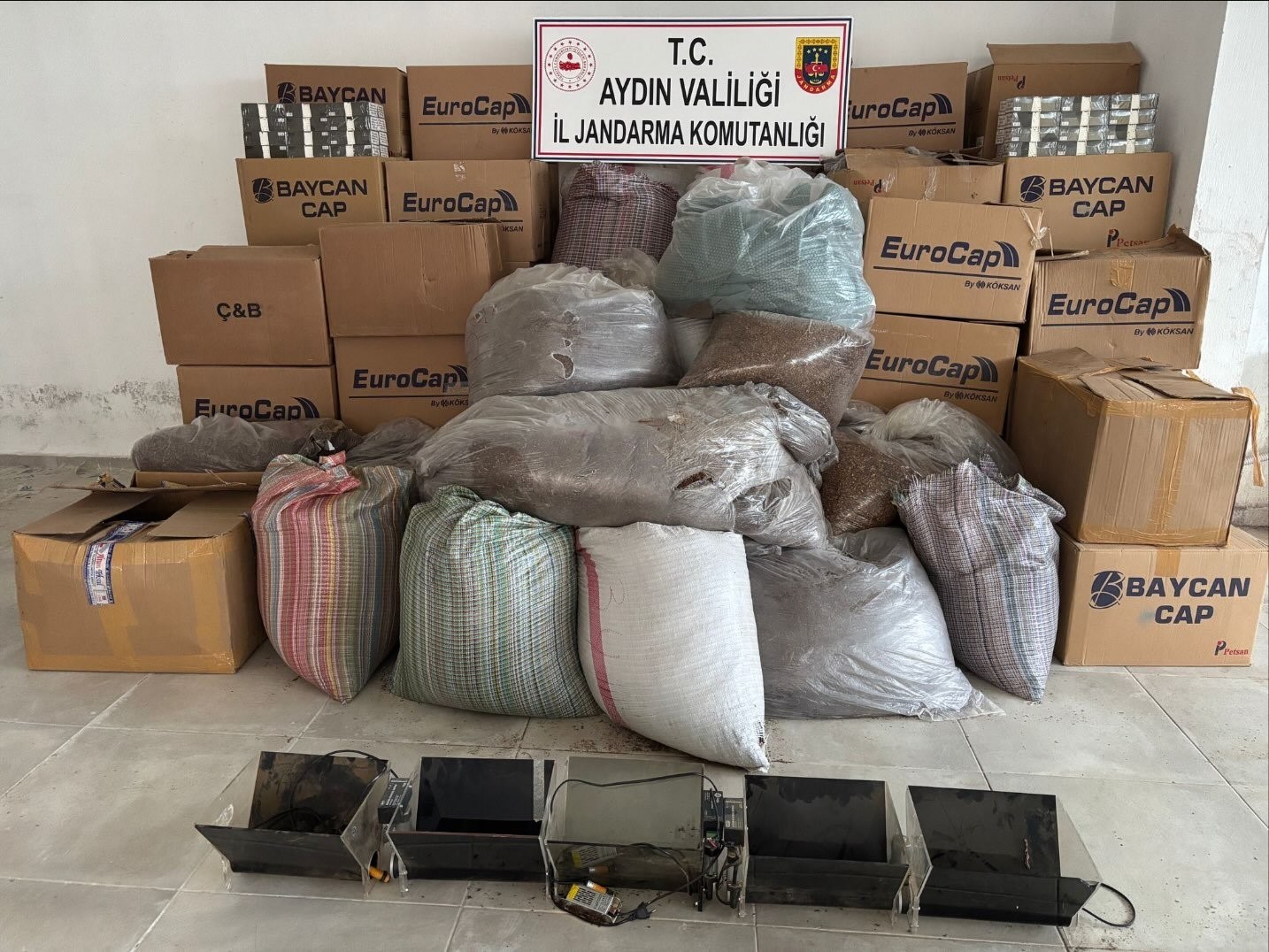 kusadasinda-kacak-sigara-operasyonu-3-ton-tutun-ele-gecirildi