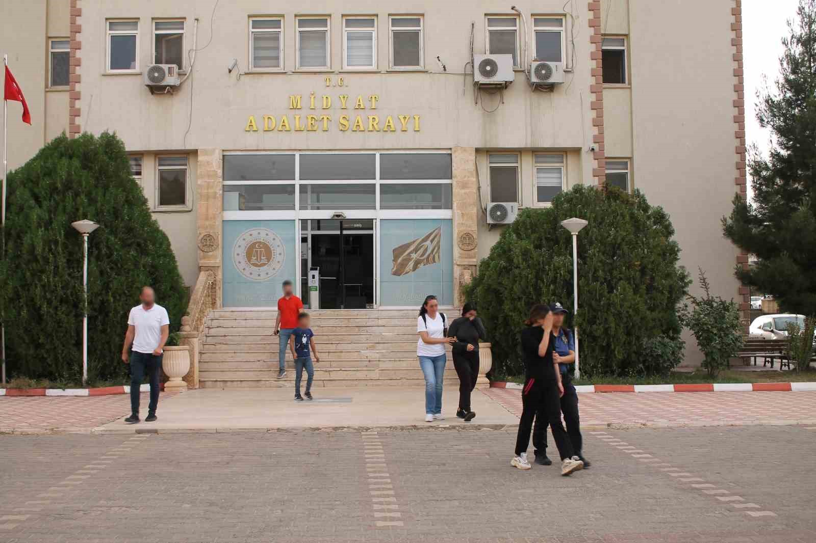 mardinde-bir-eve-giren-kiz-kardesler-servet-degerinde-caldiklari-altinlarla-yakalandi