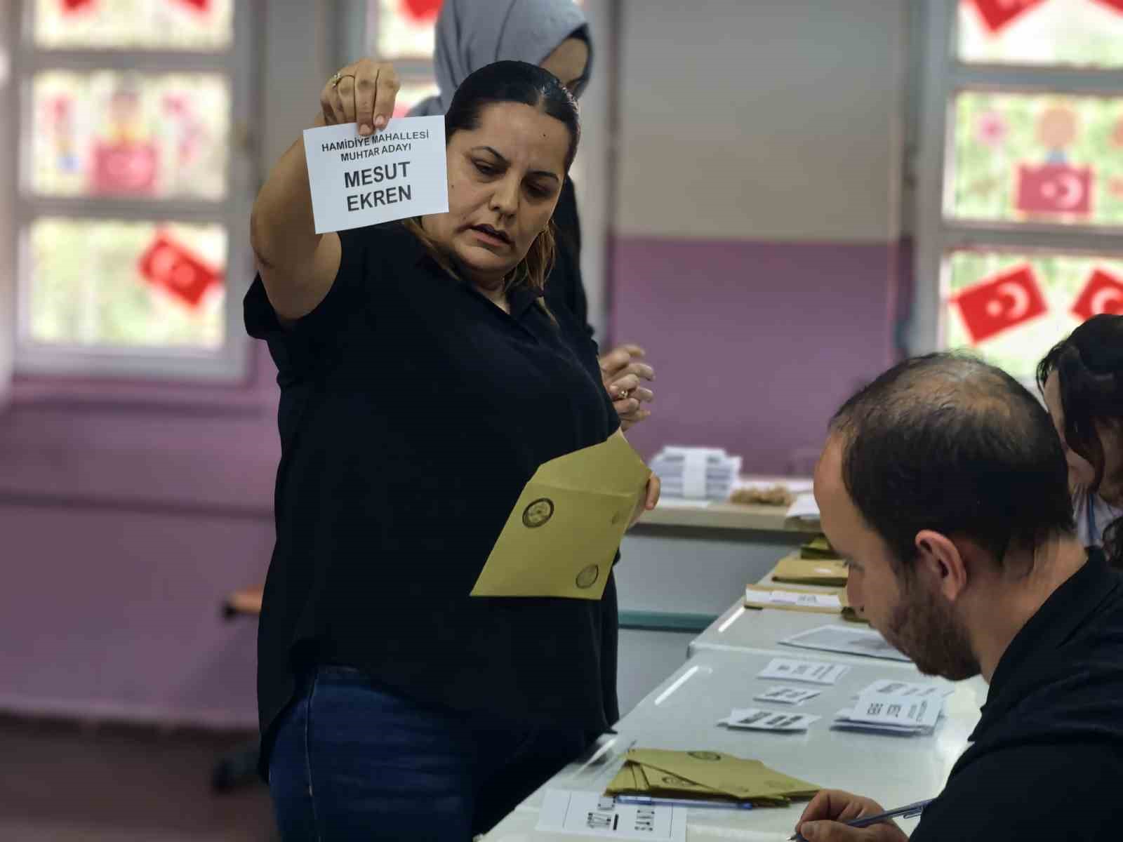 muhtarligi-kazandi-sevincini-ciftetelli-oynayarak-kutladi