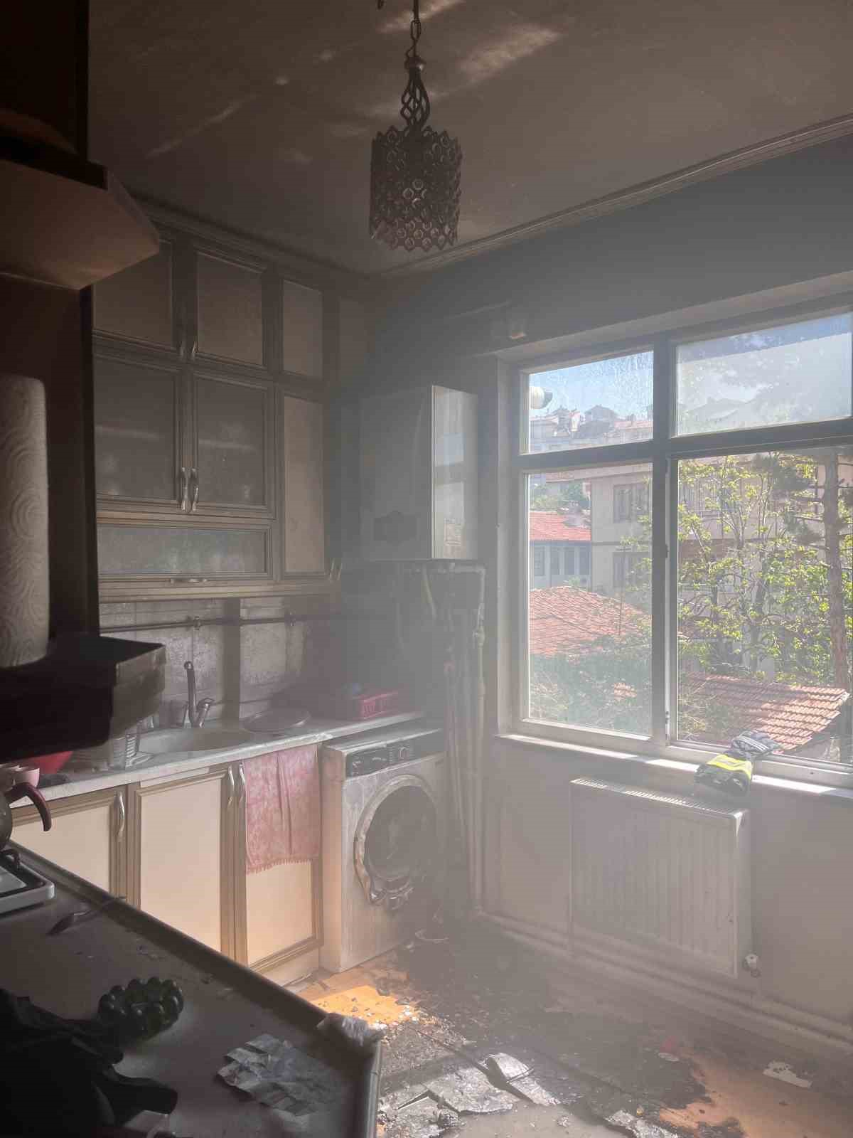mutfakta-cikan-yangin-evi-kule-ceviriyordu