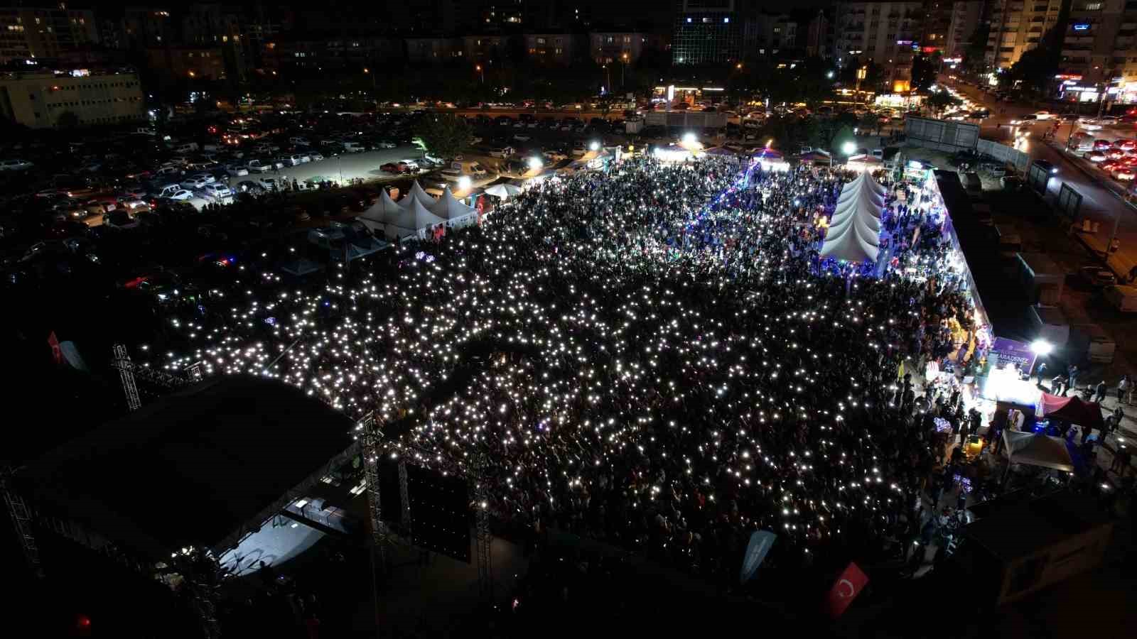 nilufer-karadeniz-festivalinde-ekin-uzunlar-ruzgari