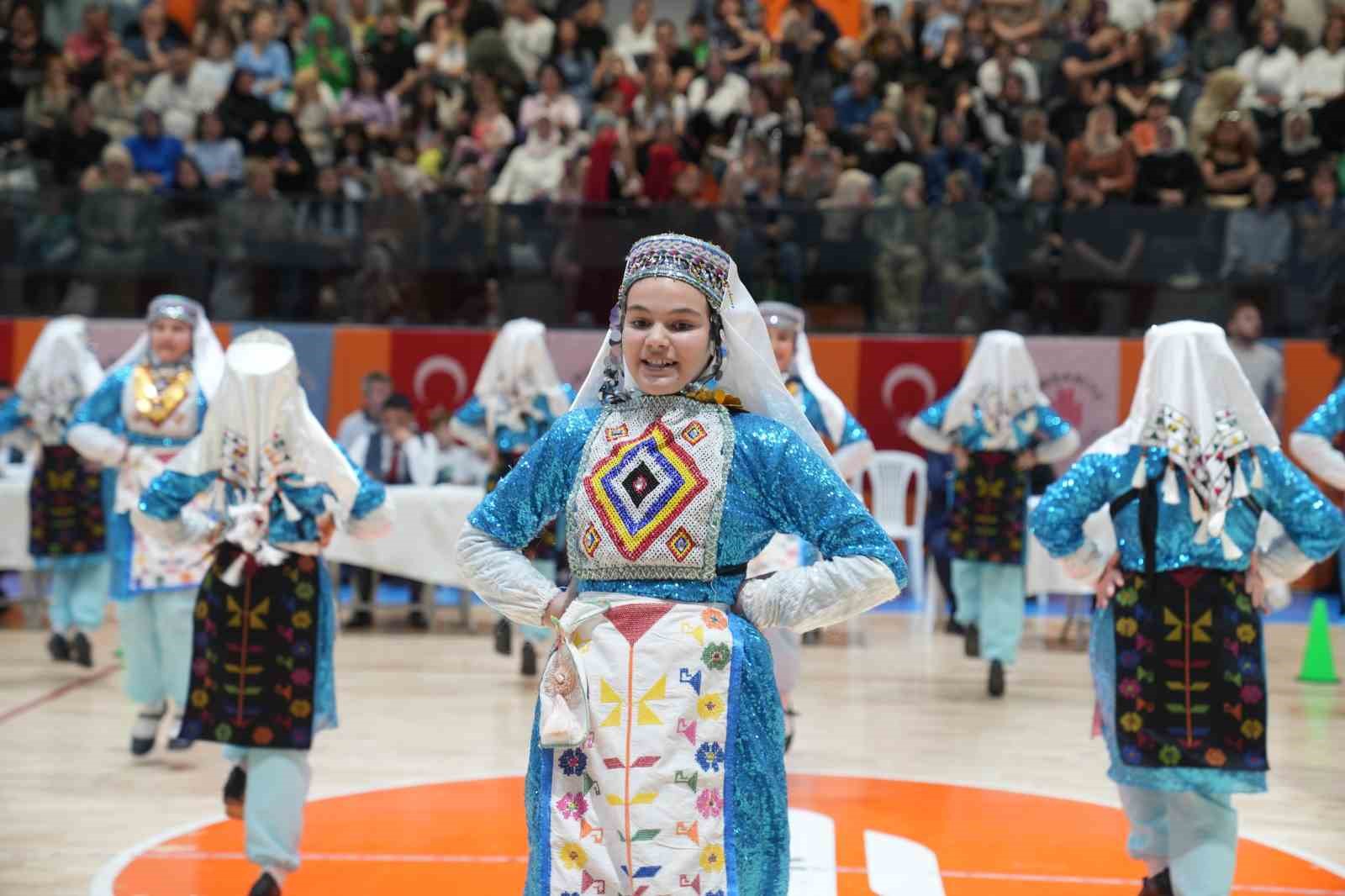 umraniyede-halk-oyunlari-soleni
