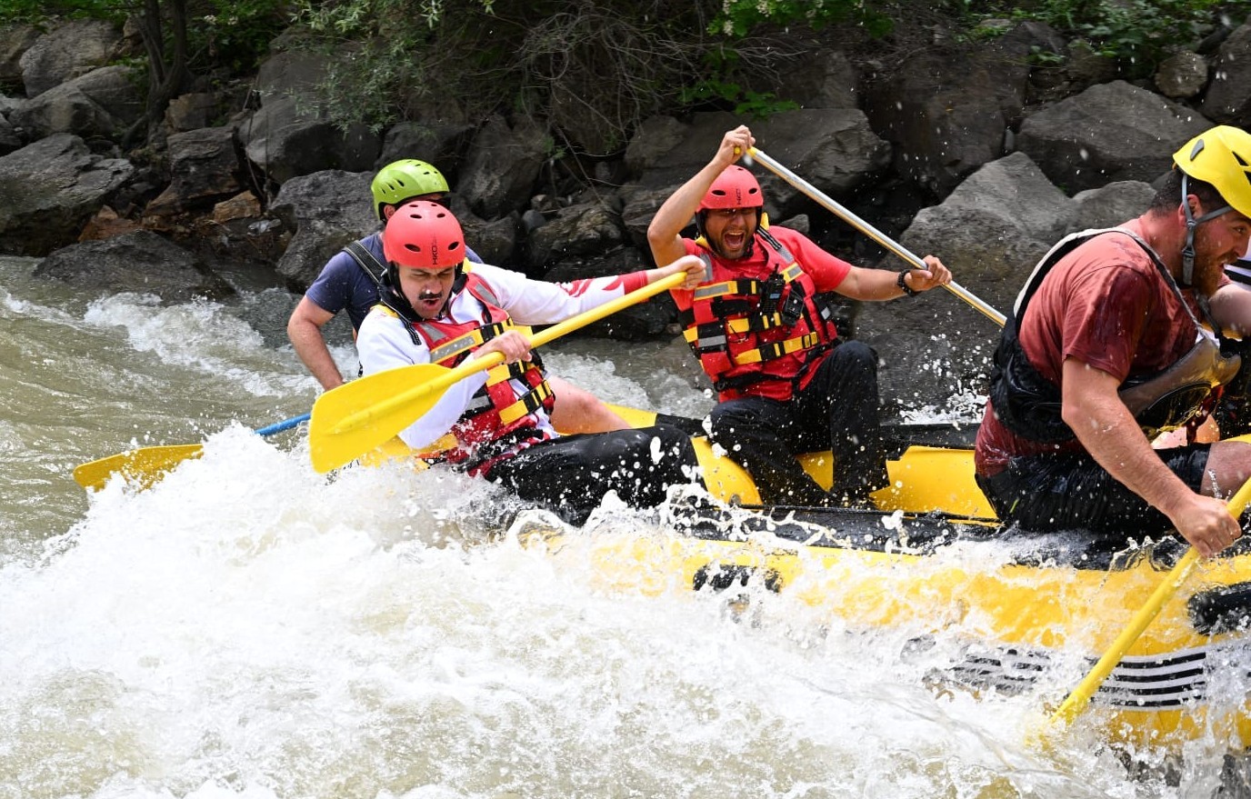 vali-mustafa-ciftci-bu-defa-coskun-sularda-rafting-yapti