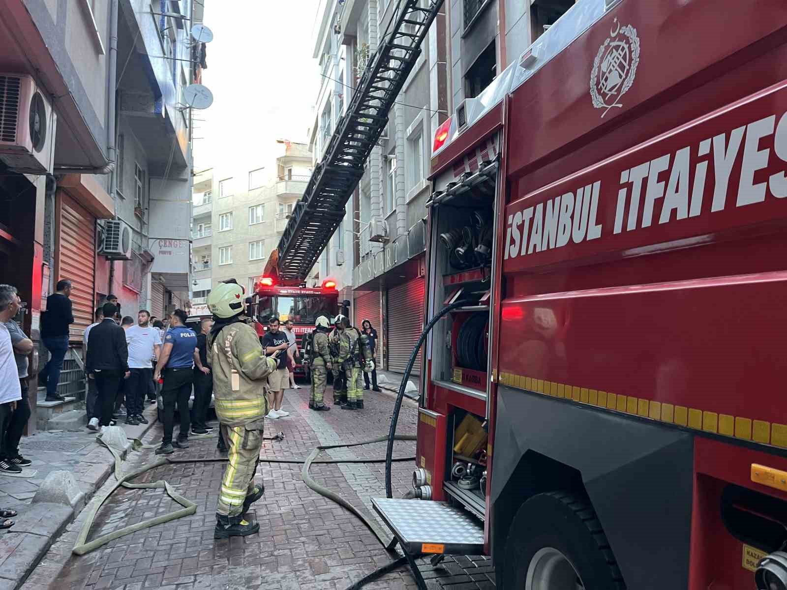 zeytinburnunda-cikan-yanginda-2-kattan-atlayan-cocuk-yaralandi