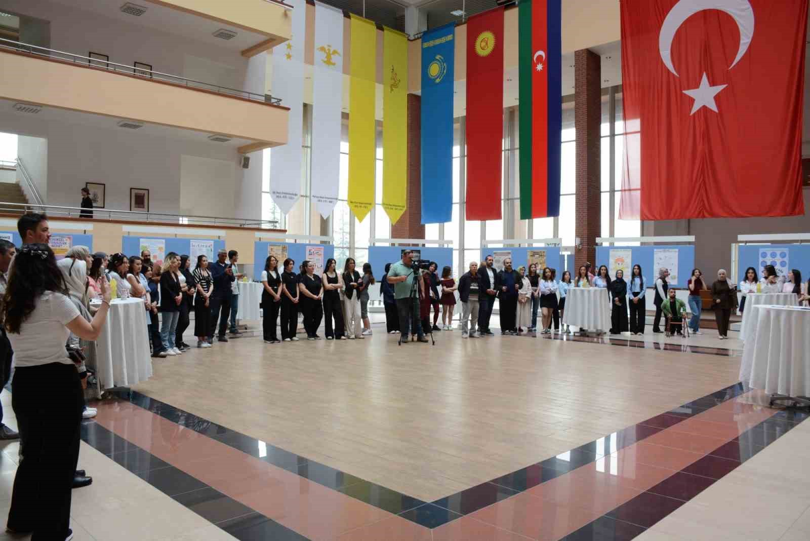 anadolu-universitesinde-ozel-egitim-temali-poster-sergisi-acildi