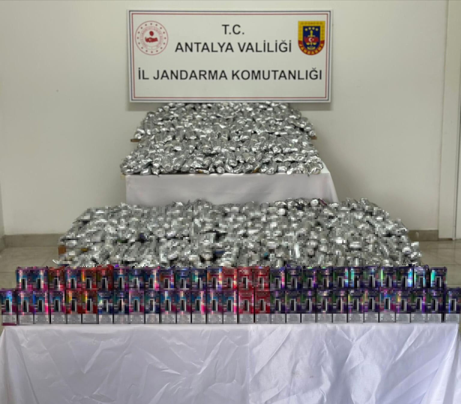 antalyada-yol-yardim-cekicisinde-5-bin-kacak-elektronik-sigara-ele-gecirildi