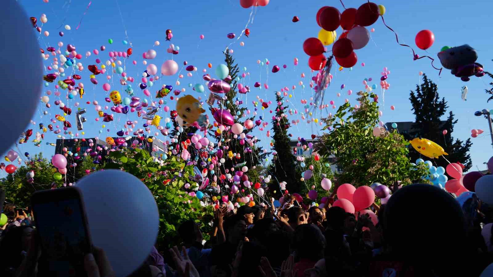 binlerce-balon-minik-elif-azra-icin-gokyuzune-birakildi