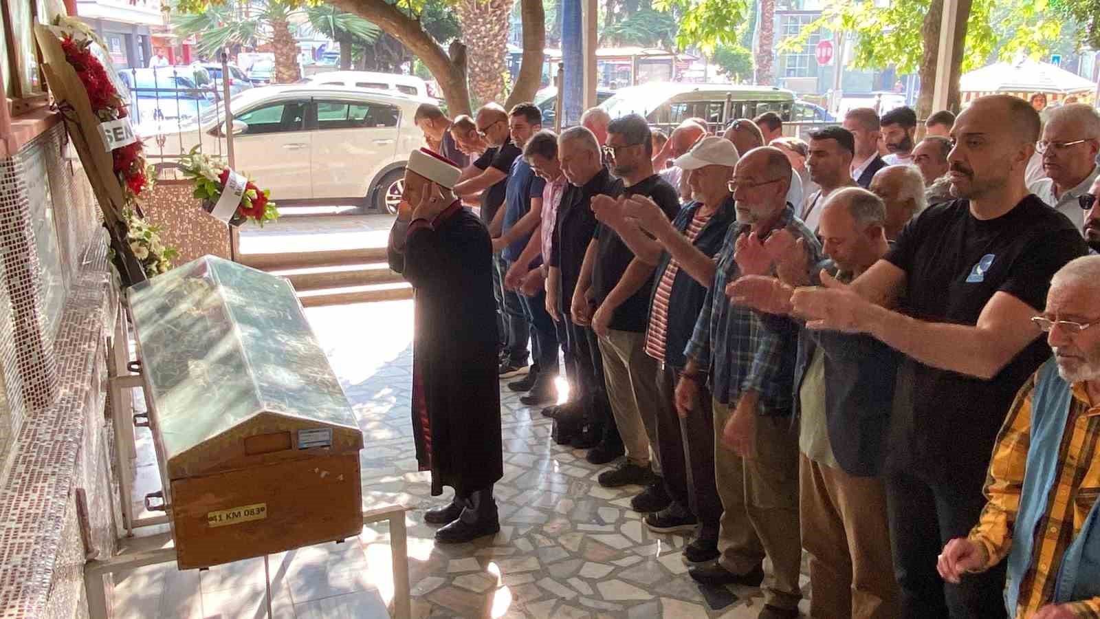 demet-akalin-kuzenini-son-yolculuguna-ugurladi