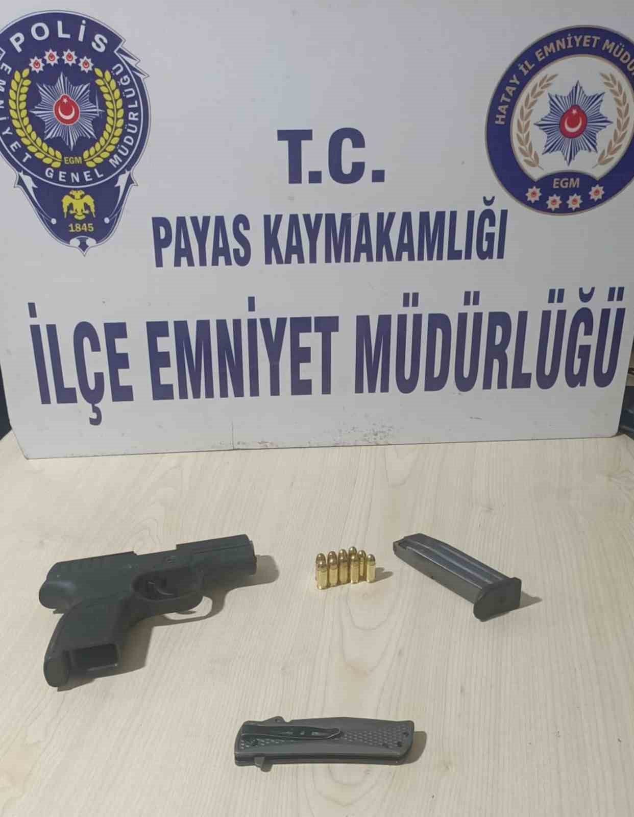 durdurulan-sahislarin-uzerlerinden-ruhsatsiz-silah-cikti