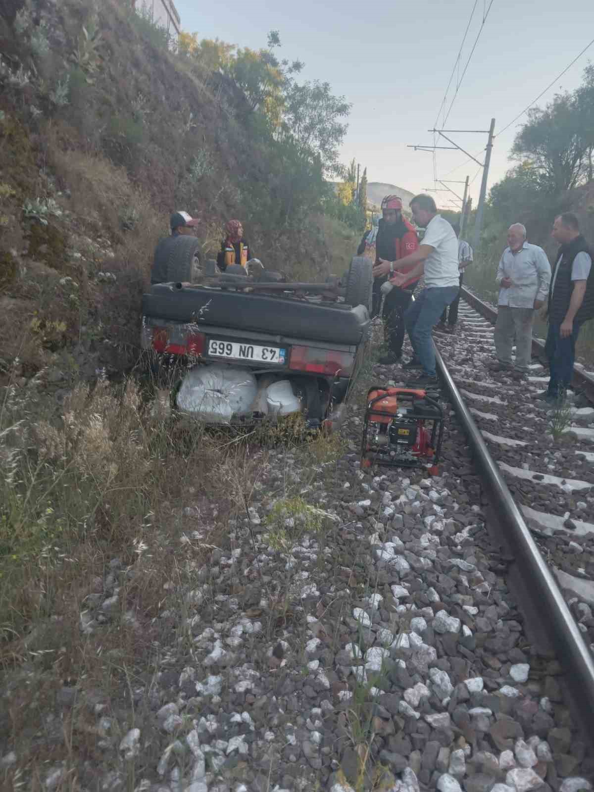 dursunbeyde-otomobil-sarampolden-tren-yoluna-uctu