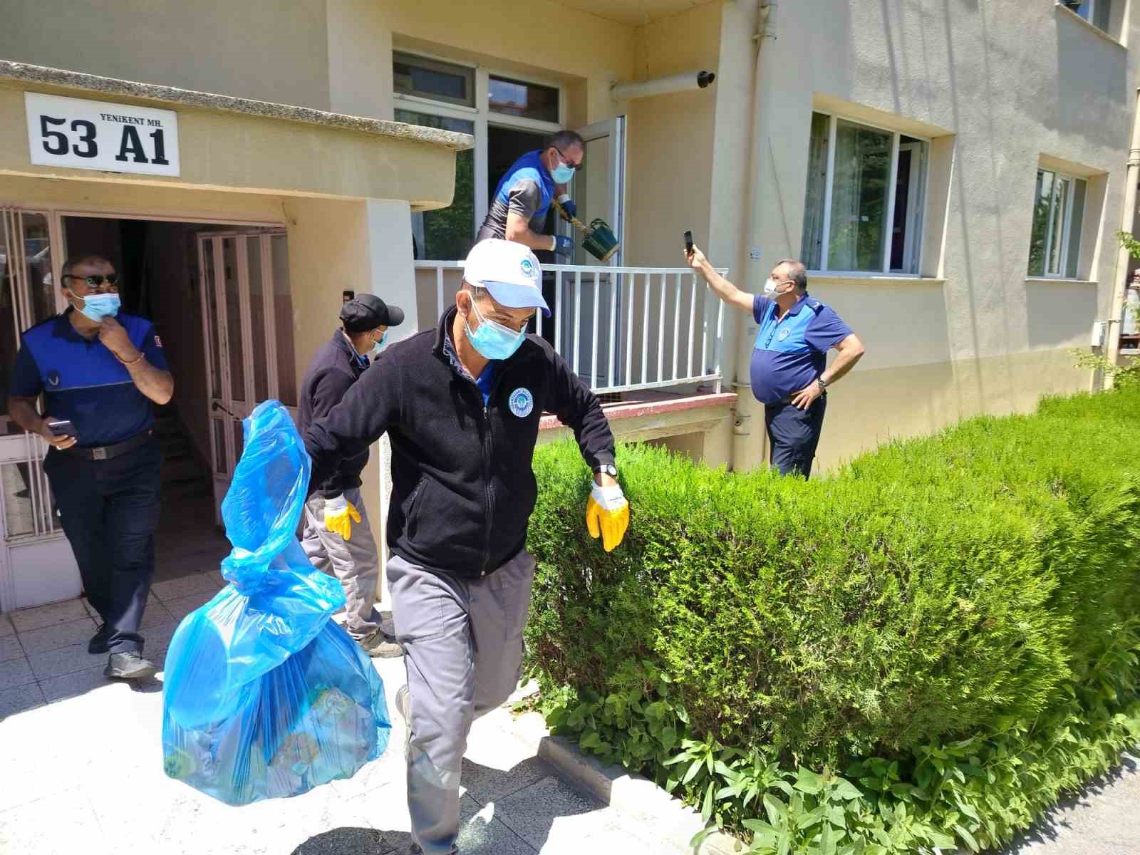 emekli-doktorun-cop-eve-donen-dairesi-temizlendi