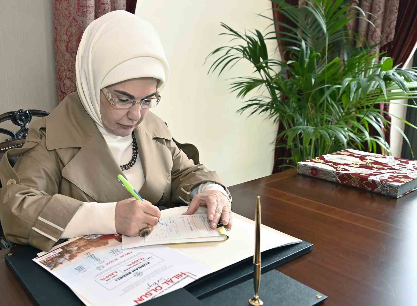 emine-erdogan-turk-kizilaya-kurban-bagisinda-bulundu