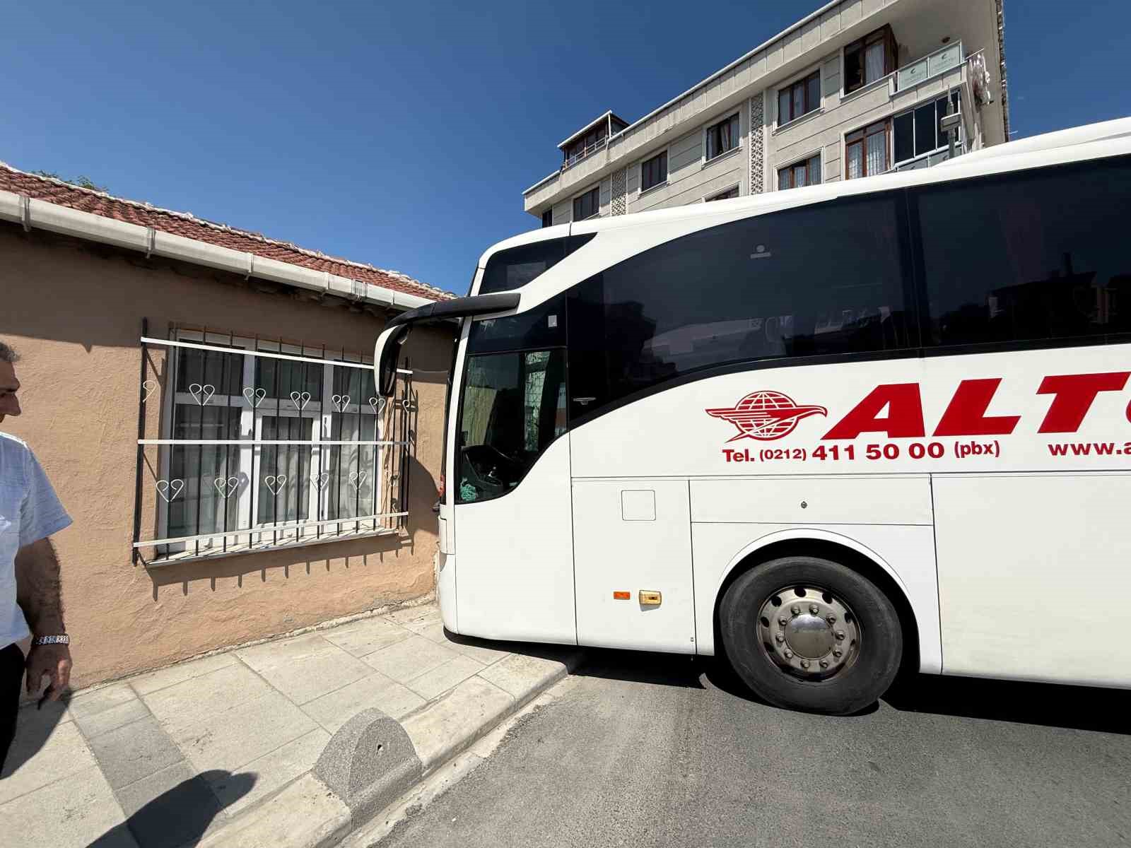freni-bosalan-yolcu-otobusu-kayarak-gecekonduya-carpti