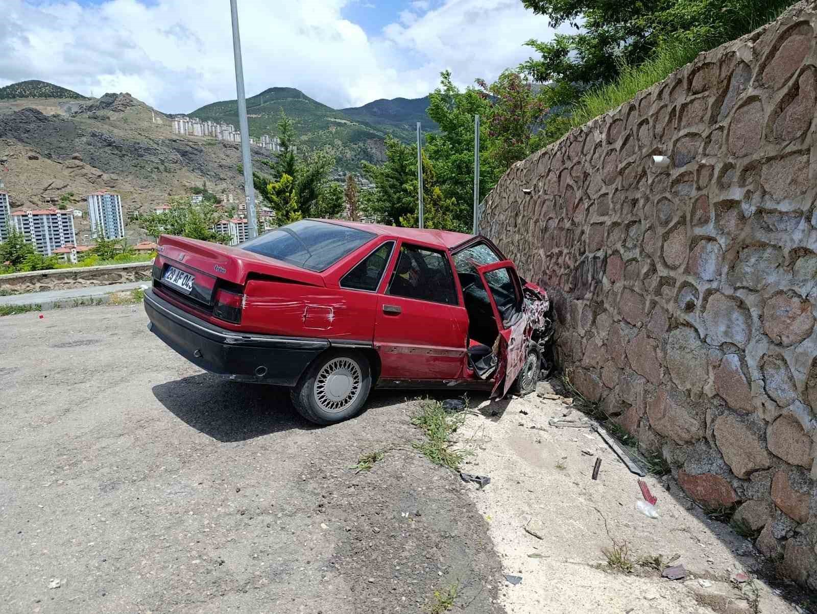gumushanede-otomobil-duvara-carpti-2-yarali