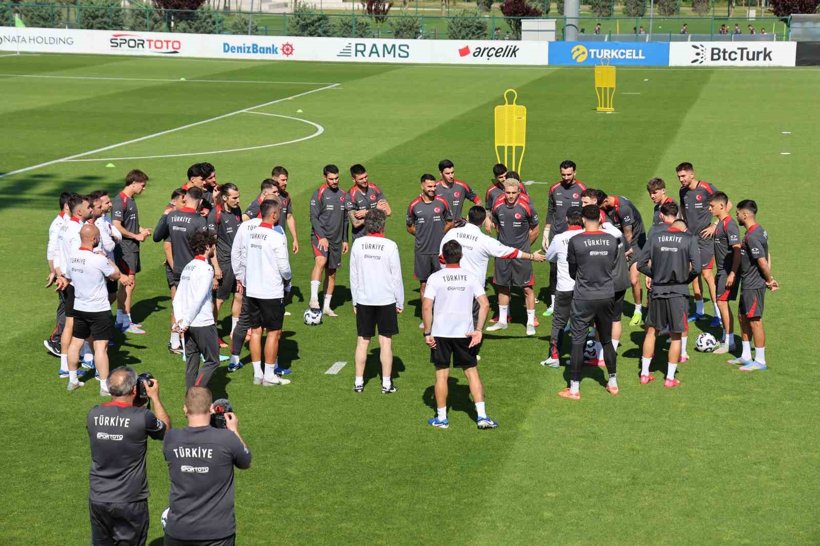 hakan-calhanoglu-ugurcan-cakir-ve-mustafa-hekimoglu-kadrodan-cikarildi