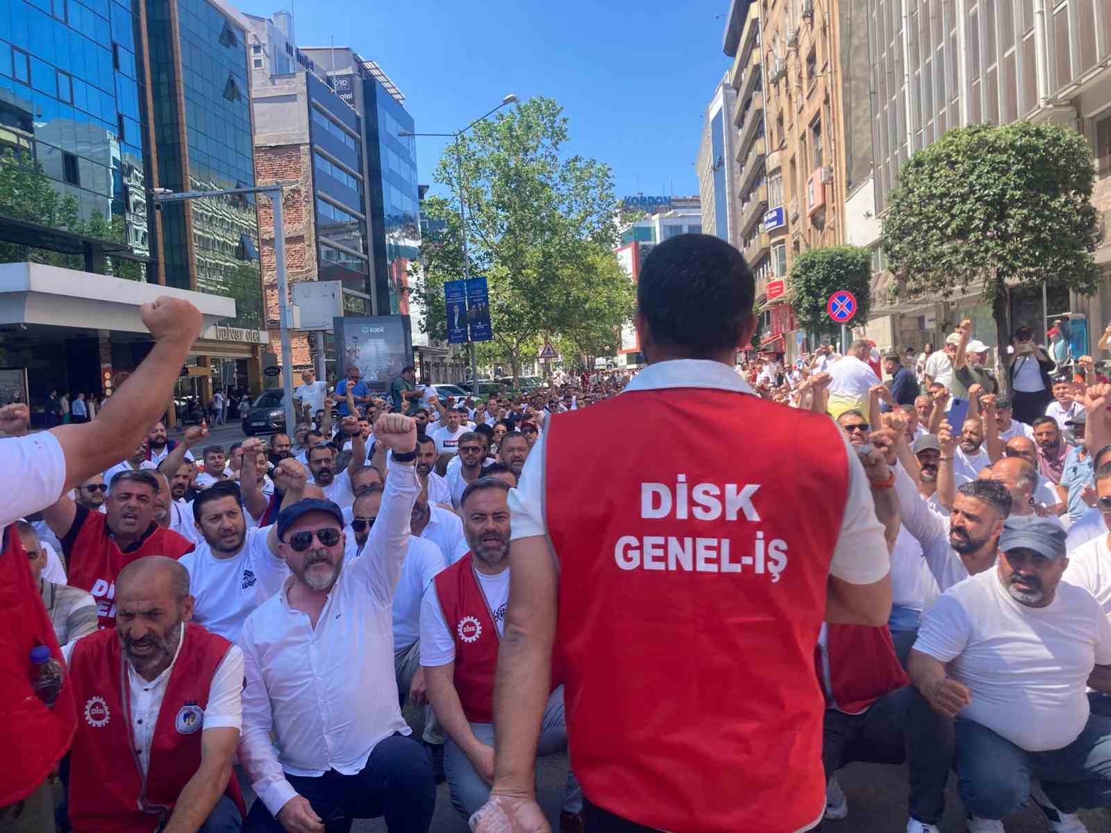izmir-buyuksehirde-grev-besinci-gununde-iscilerin-eylemi-suruyor