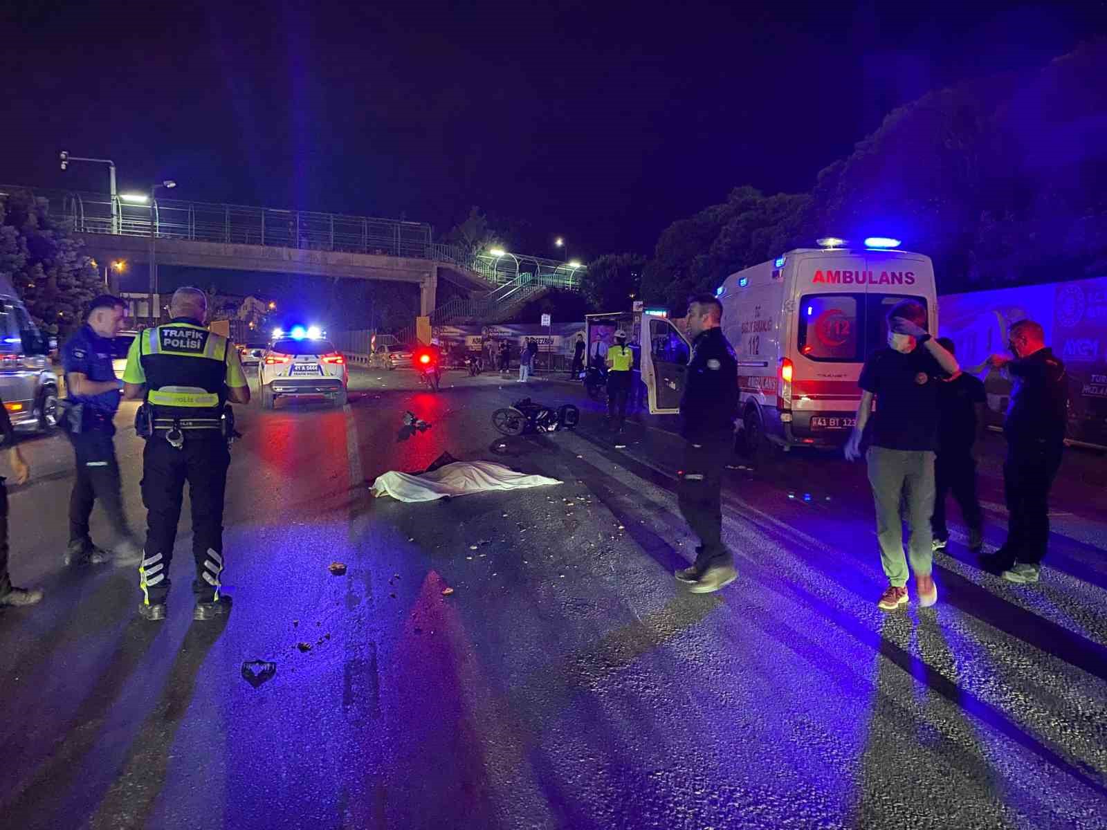kocaelide-feci-kaza-tir-motosiklet-surucusunu-ezdi