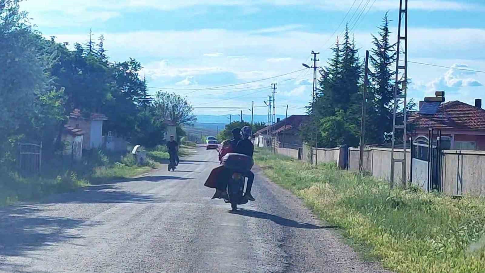 motosikletle-tehlikeli-yolculuk-cep-telefonu-kamerasina-yansidi