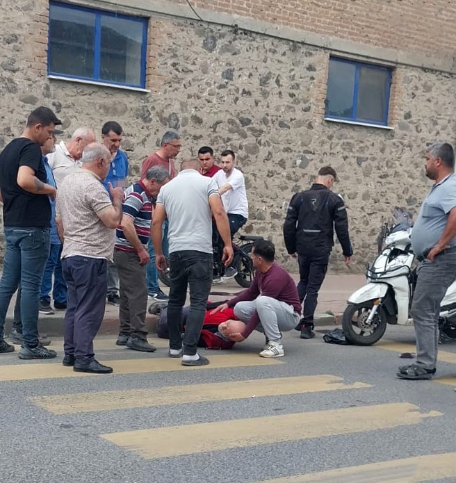 motosikletli-surucu-yayaya-carpti-o-anlar-kamerada