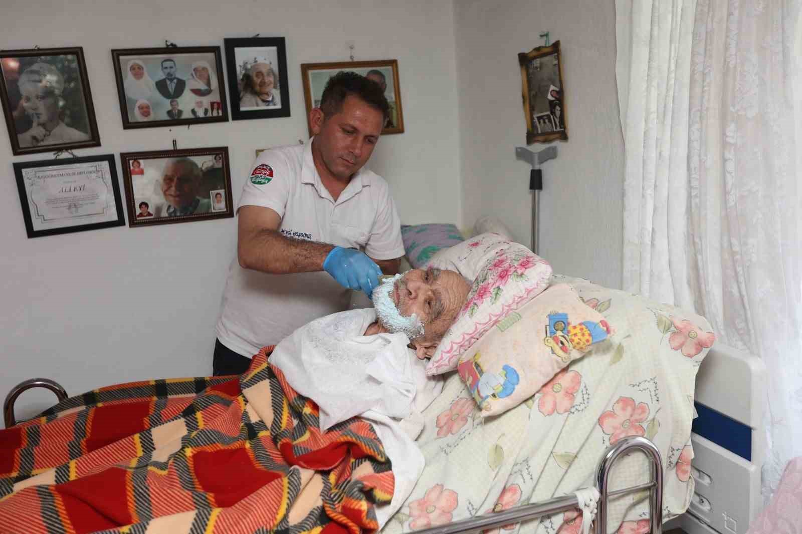 mugla-buyuksehir-belediyesinin-evde-bakim-hizmetiyle-bayram-sevinci-kapiya-geldi