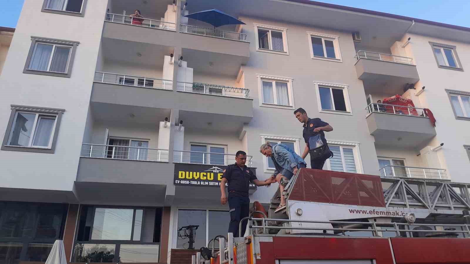 muglada-ev-yangini-1-kisi-balkondan-kurtarildi