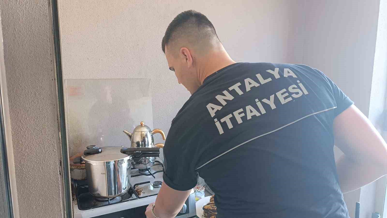 ocakta-unutulan-duduklu-tencerenin-dumanlari-itfaiyeyi-alarma-gecirdi