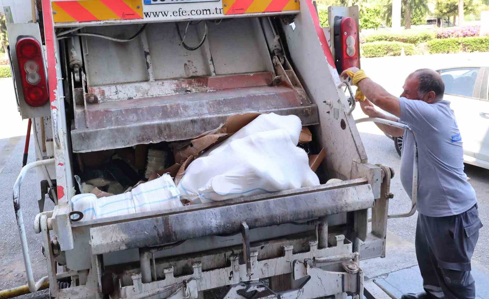 otobus-terminalinde-usulsuz-tasinan-700-kilogram-peynir-cop-kamyonu-cagrilarak-imha-edildi