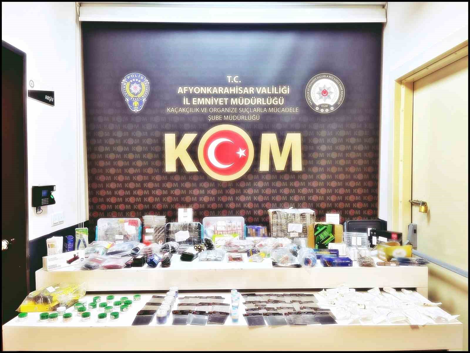 polis-binlerce-kacak-cep-telefonu-aksesuari-ele-gecirdi