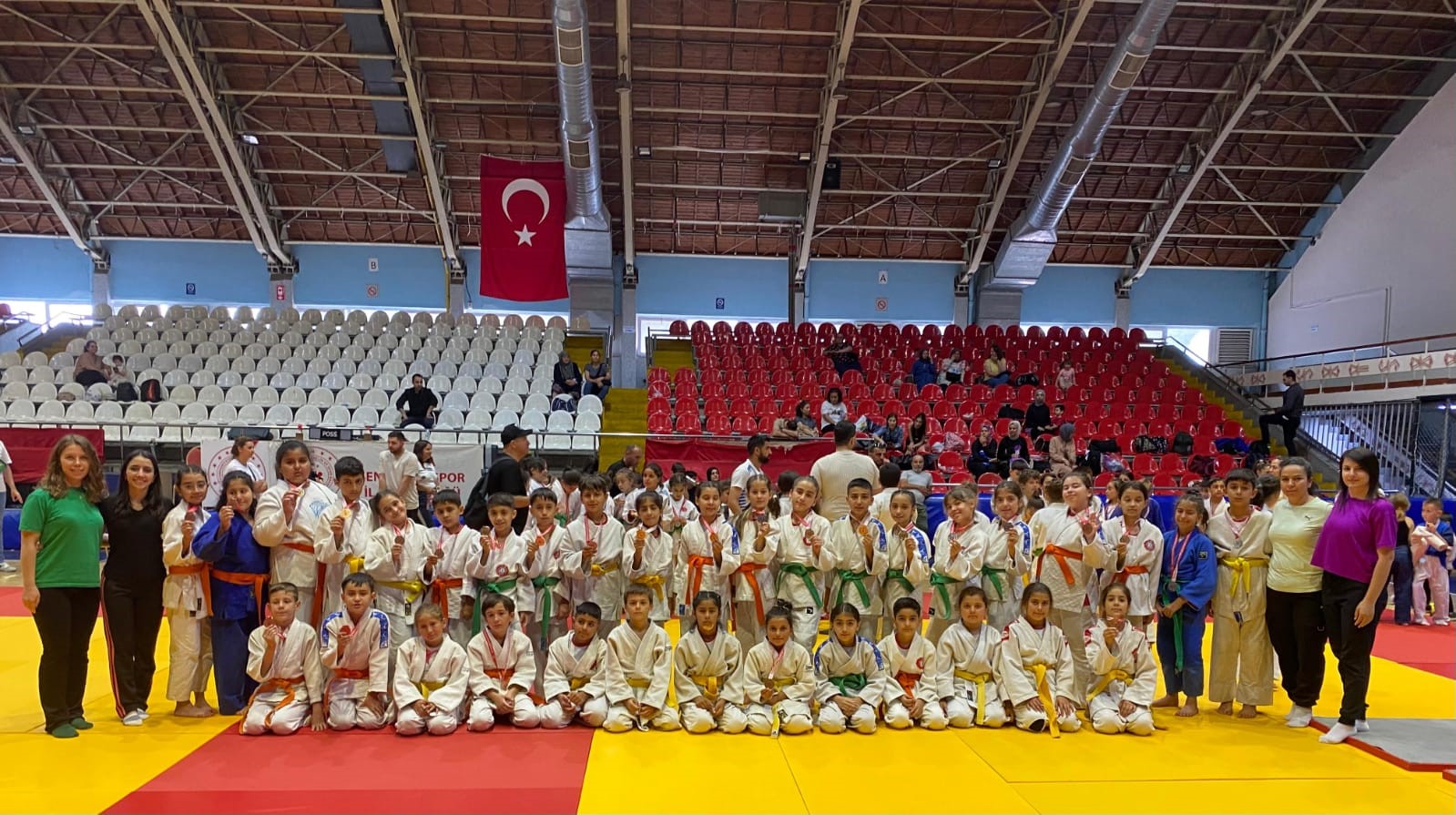 salihlinin-minik-judocularindan-6-altin-6-gumus-8-bronz-madalya