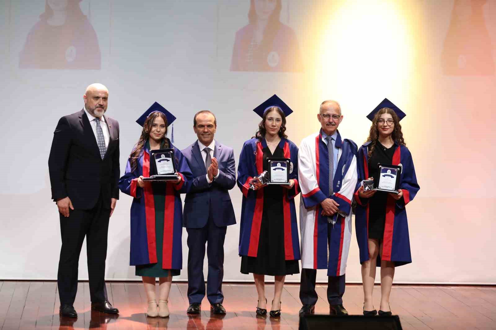 sanko-universitesinde-mezuniyet-coskusu